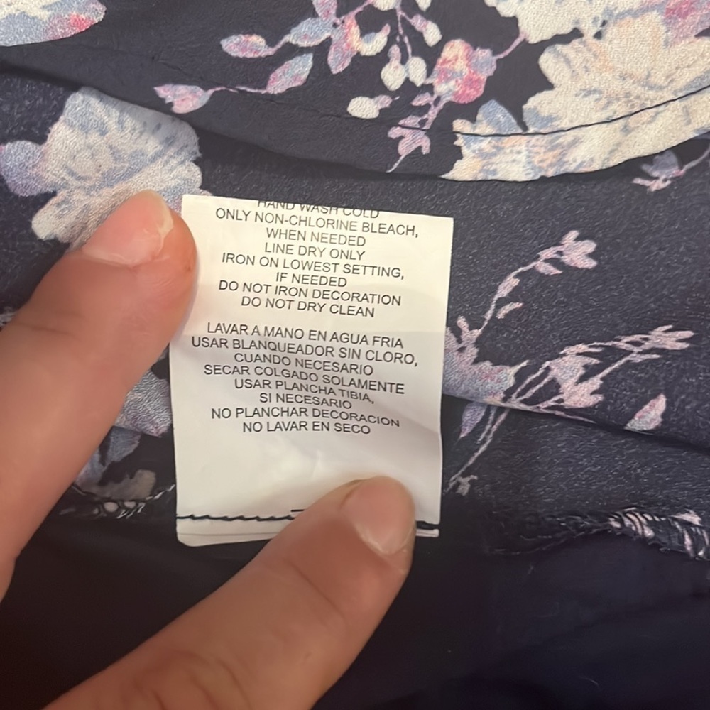 My Michelle Navy Blue Floral Print Sleeveless Blouse. Size Medium - Picture 9 of 9